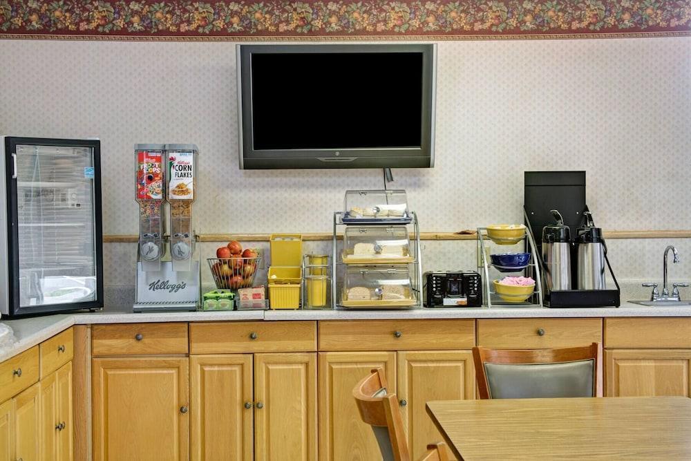 Days Inn & Suites By Wyndham Charleston Airport West Север Чарлстон Экстерьер фото