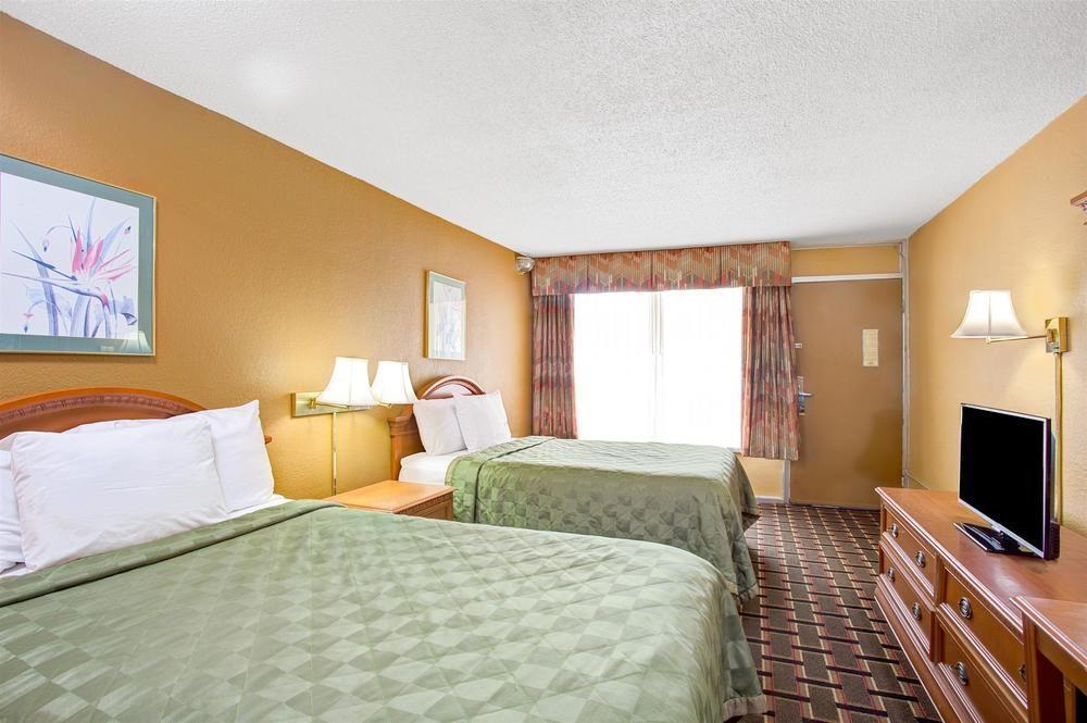 Days Inn & Suites By Wyndham Charleston Airport West Север Чарлстон Экстерьер фото