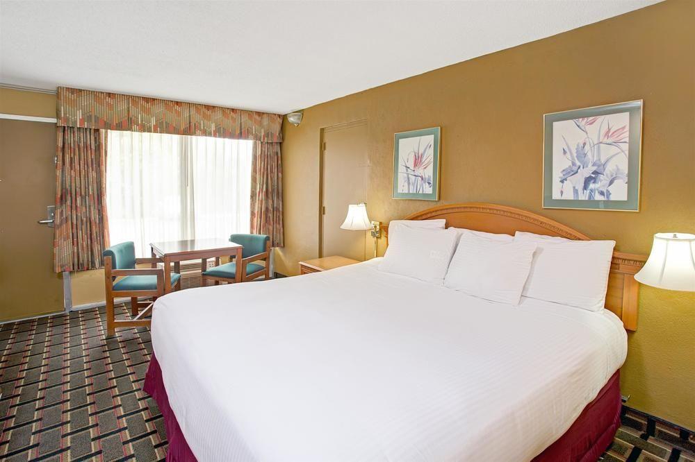 Days Inn & Suites By Wyndham Charleston Airport West Север Чарлстон Экстерьер фото