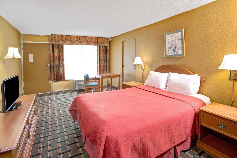 Days Inn & Suites By Wyndham Charleston Airport West Север Чарлстон Экстерьер фото