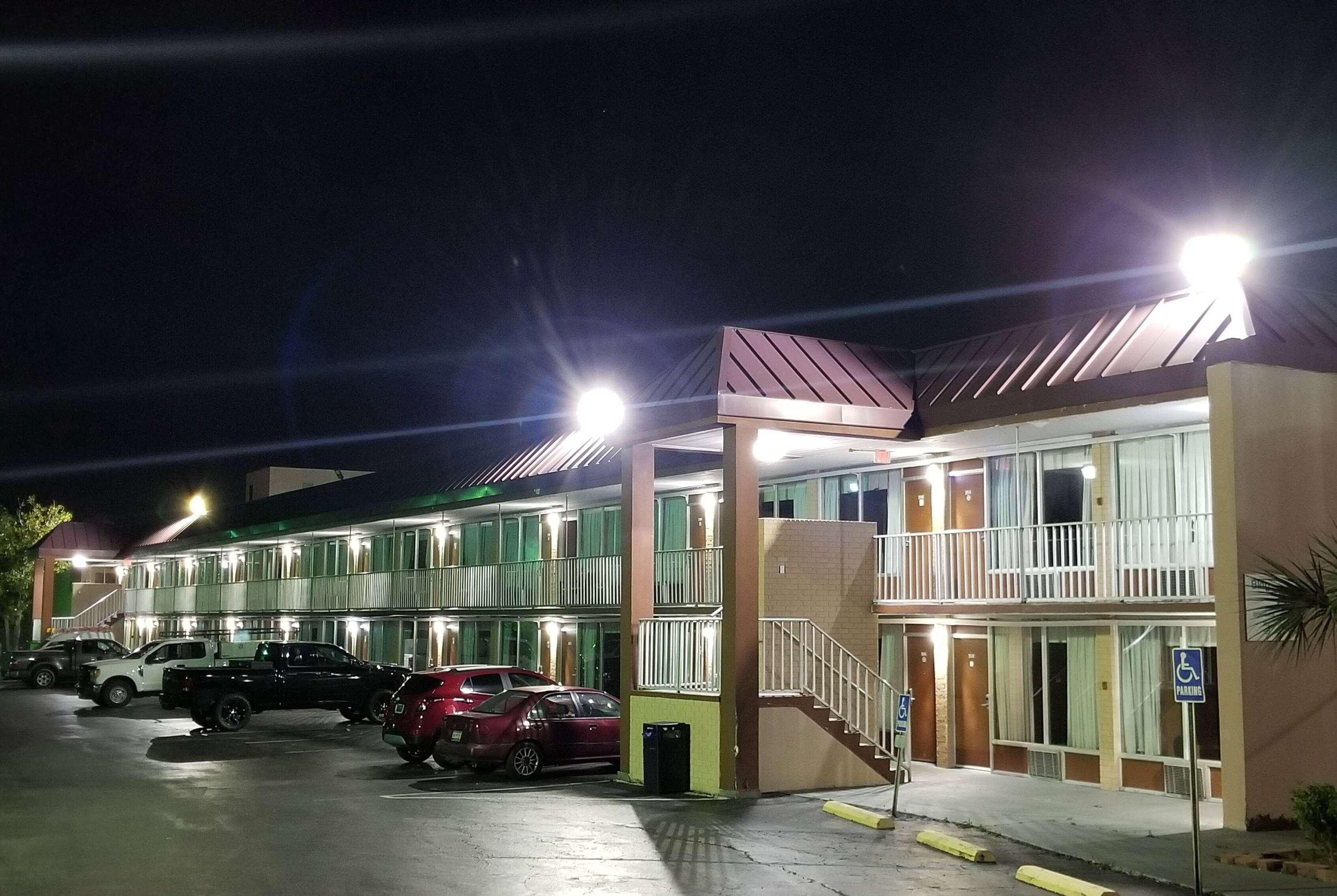 Days Inn & Suites By Wyndham Charleston Airport West Север Чарлстон Экстерьер фото