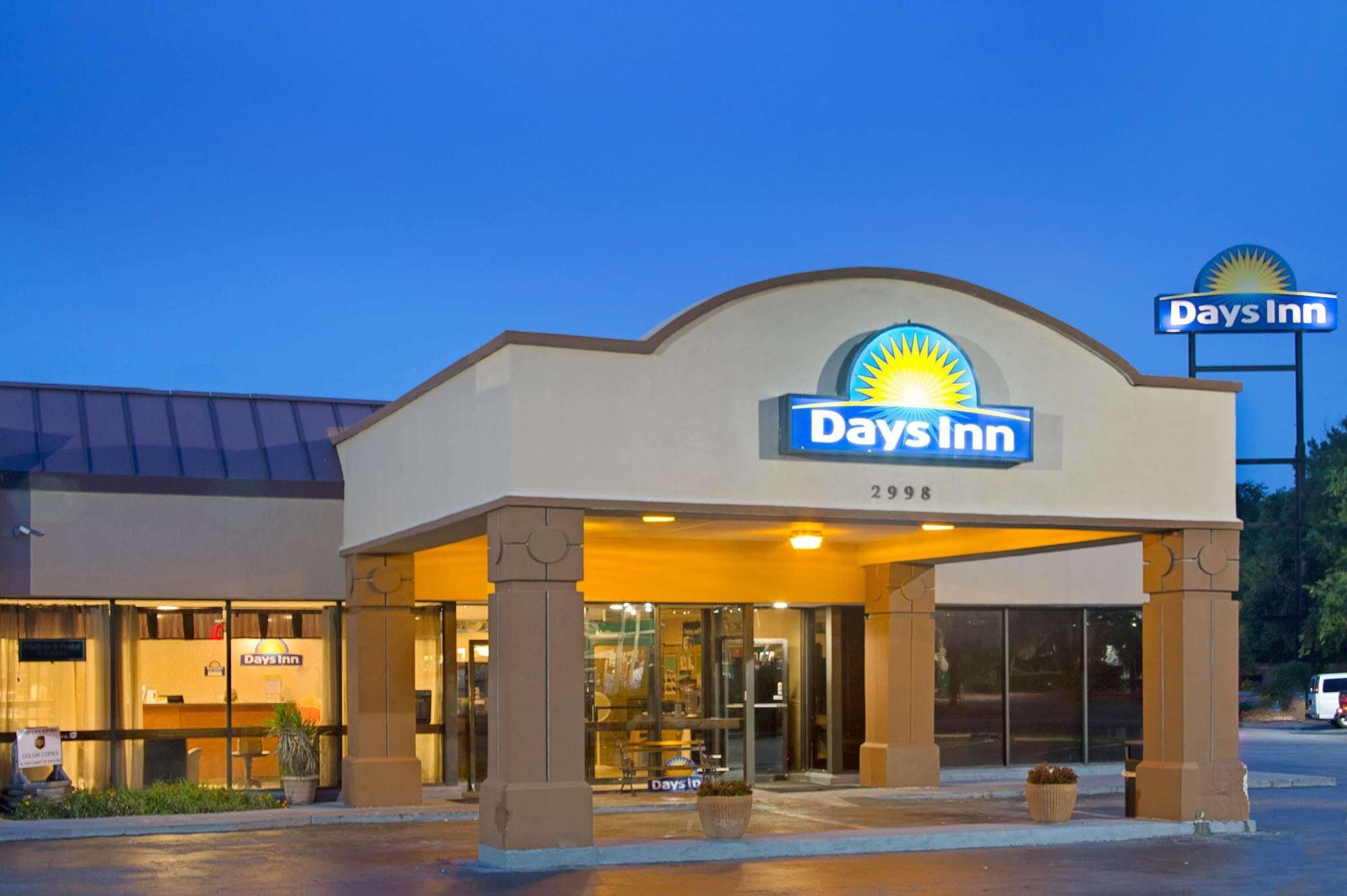 Days Inn & Suites By Wyndham Charleston Airport West Север Чарлстон Экстерьер фото