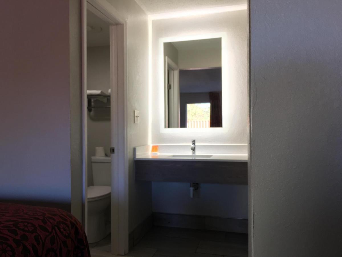 Days Inn & Suites By Wyndham Charleston Airport West Север Чарлстон Экстерьер фото